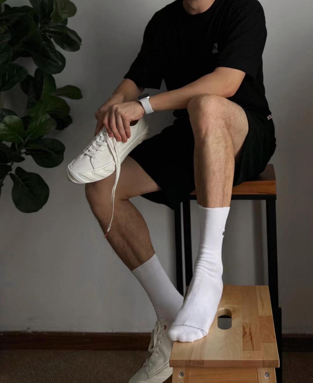 白袜子的黑衣小哥很瘦#热点大师创收赛