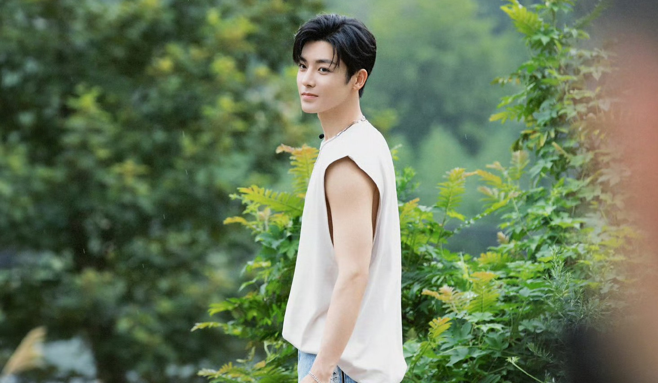 赏心悦目程度100%[色][色],果然帅哥做什么都像一幅画#今日早安问候