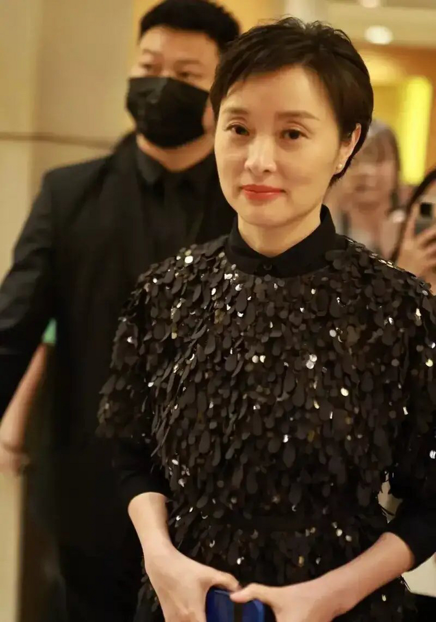 51岁吴越,照片中依旧是那头熟悉的清爽利落短发,妆容淡雅,她穿着一身