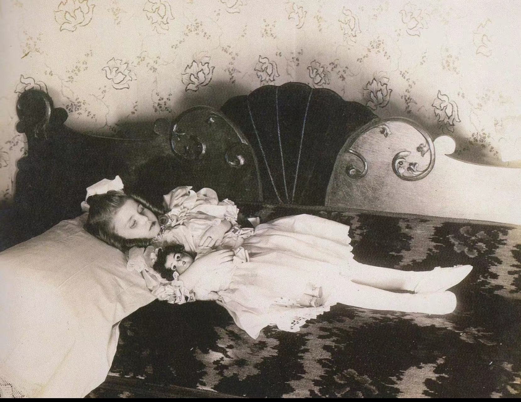 1895年,欧洲贵族,一名小女孩的遗照,镜头中的她躺在床上,怀里抱着生前