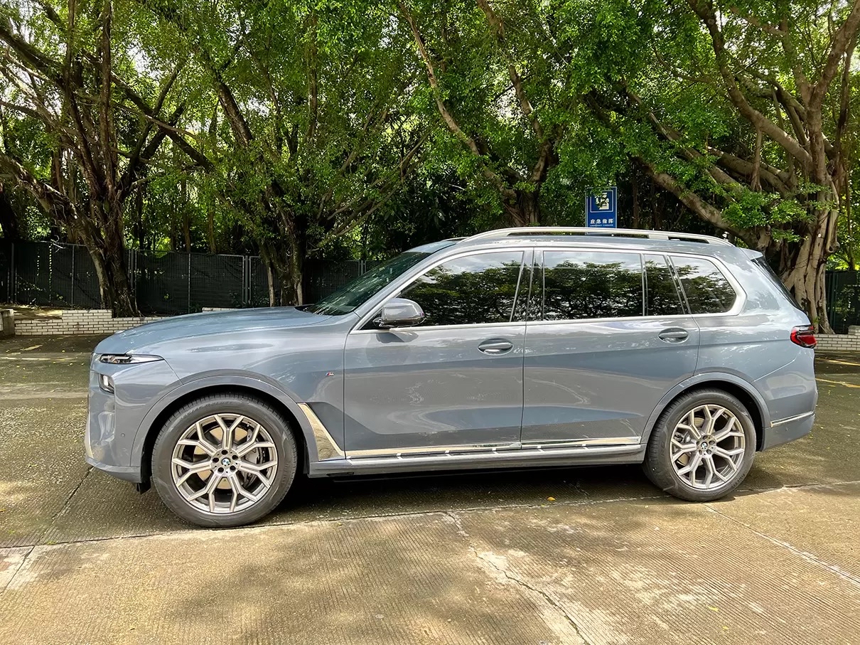 广东24岁小伙花118万提辆宝马x7后表示:没考虑过陆巡和570