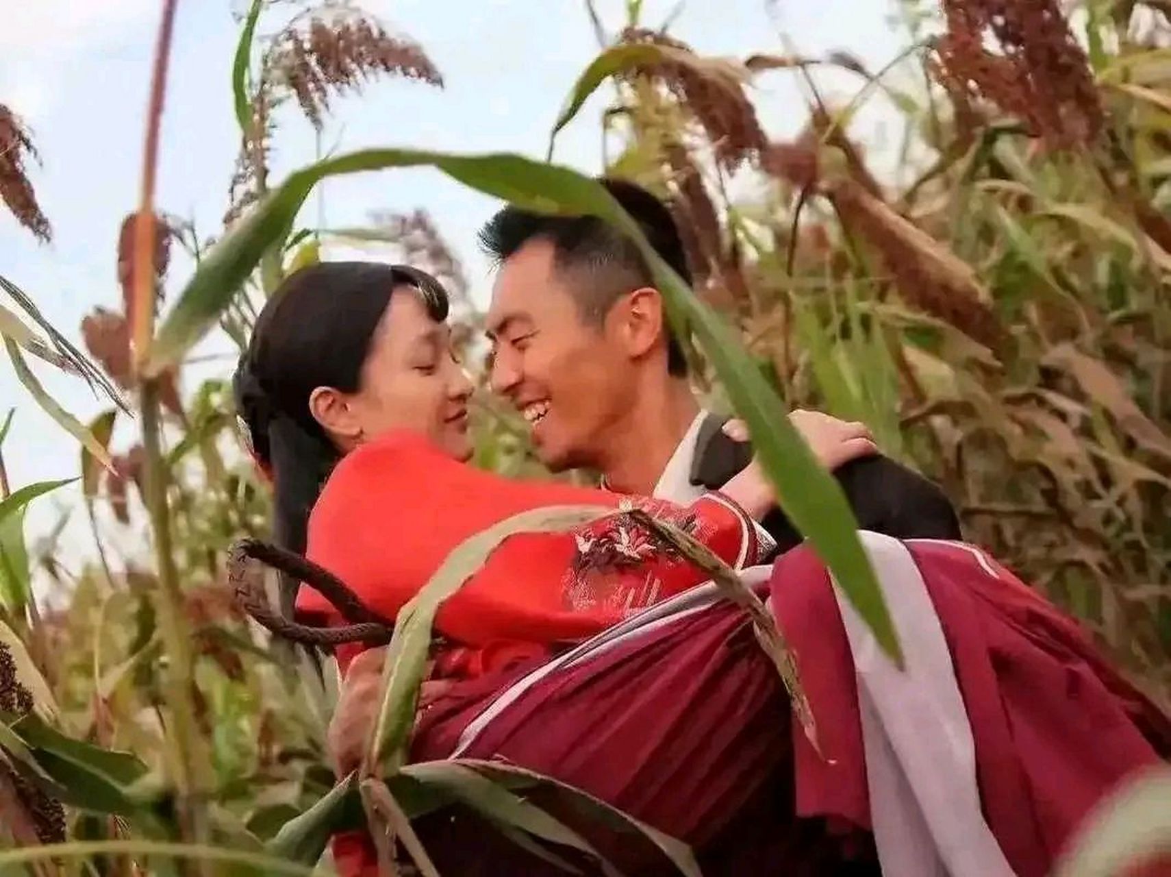 2013年,在拍摄电影《红高粱》期间,朱亚文和周迅在高粱地上进行拍戏时
