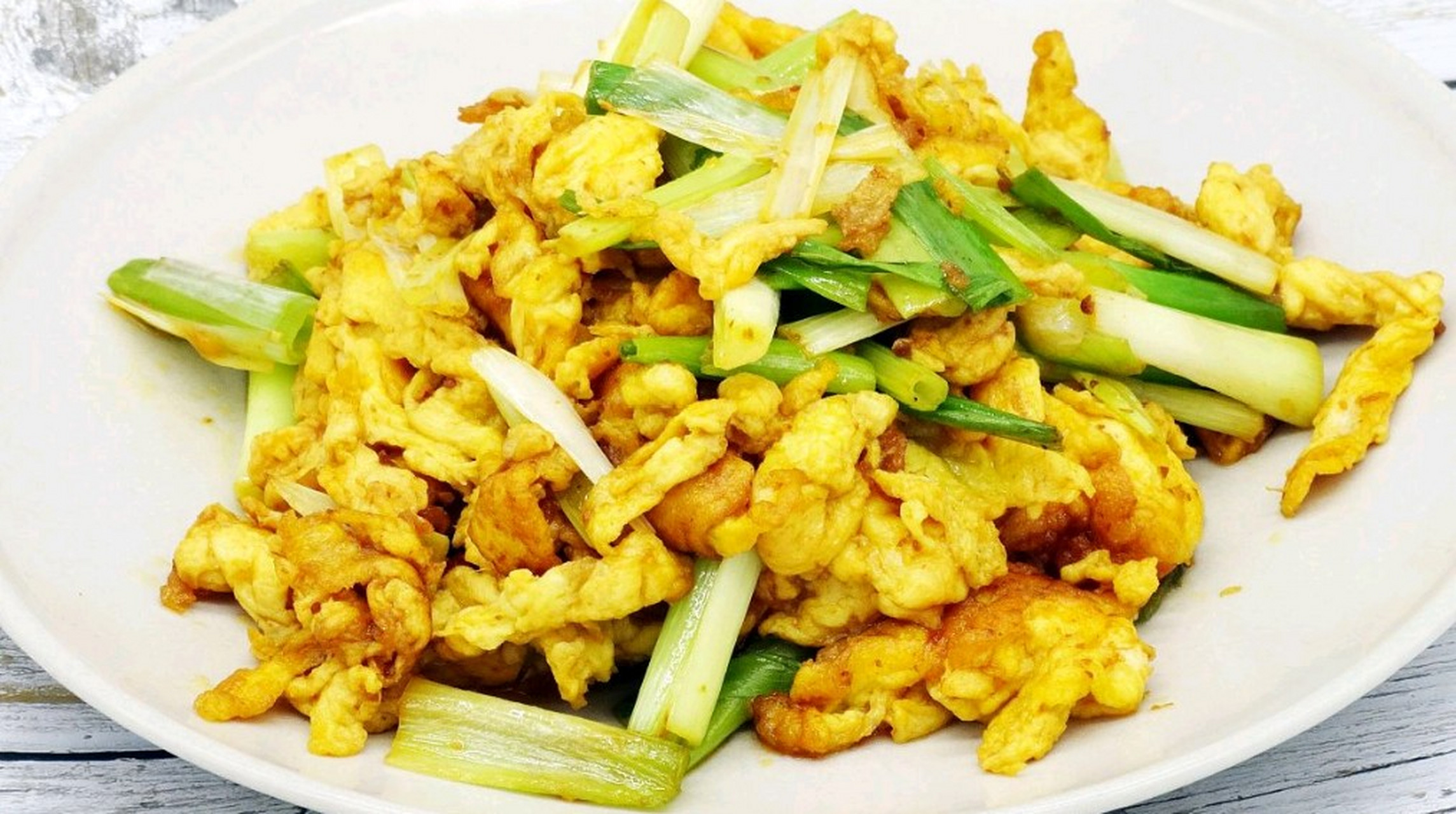 大葱炒鸡蛋是一道非常简单却又美味的家常菜.它不仅口感好,而且营养丰