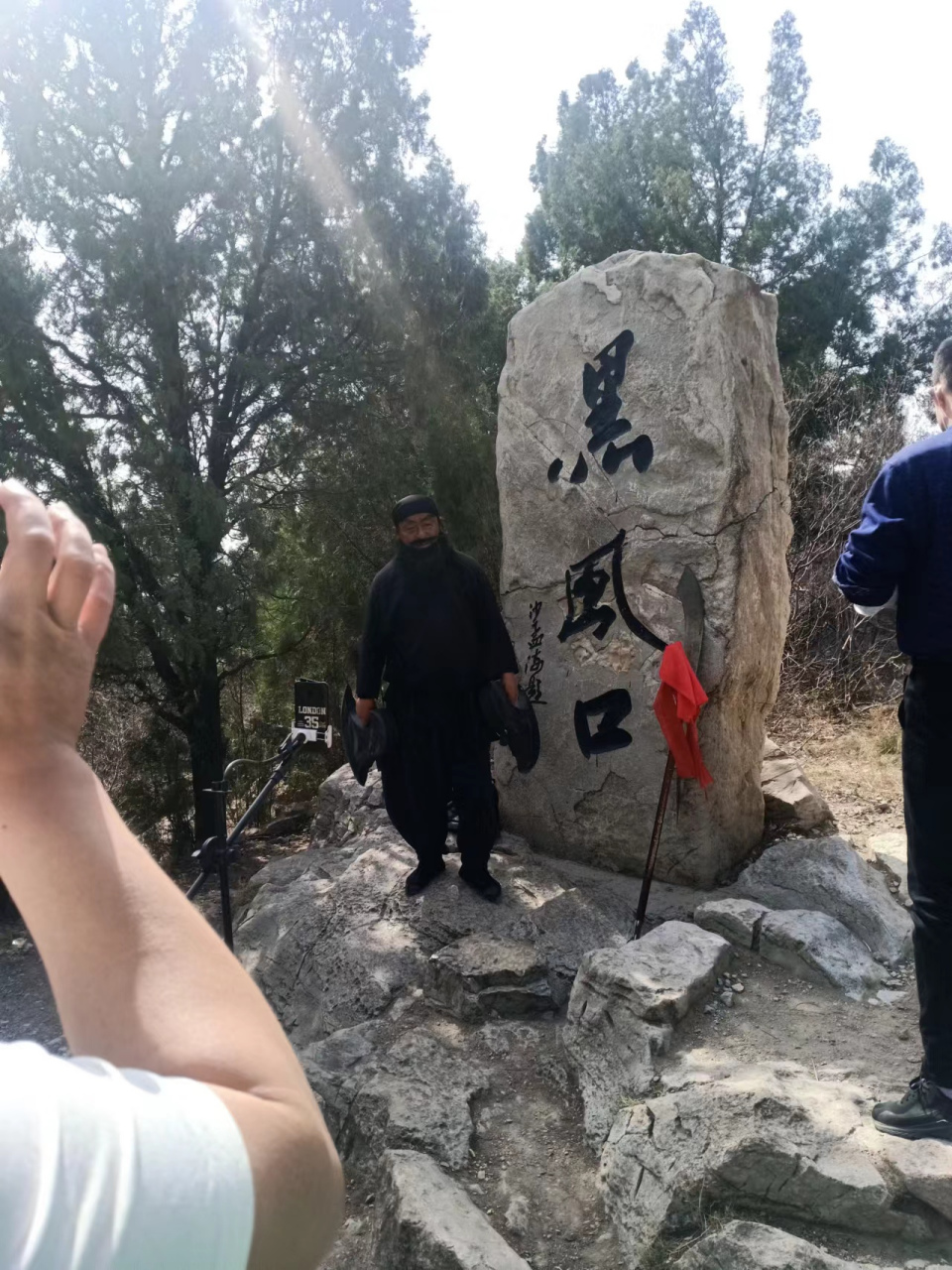 还得在黑风口开直播了,这日子可不太好过啊