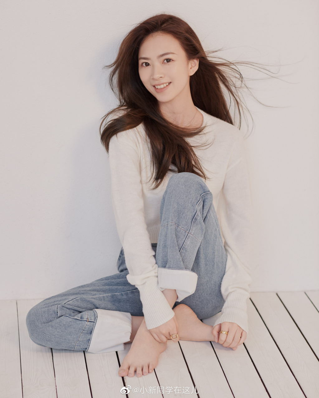 腾讯体育nba主持人小新拍摄生活写真,小新美女光脚拍摄显的更加俏皮