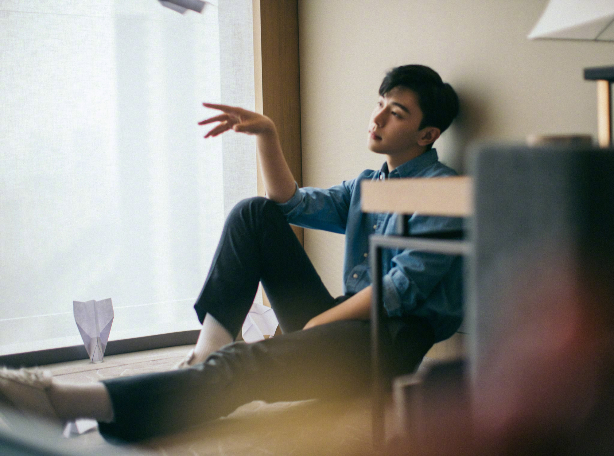 邓伦身穿一件浅蓝牛仔衬衫,气质温柔儒雅