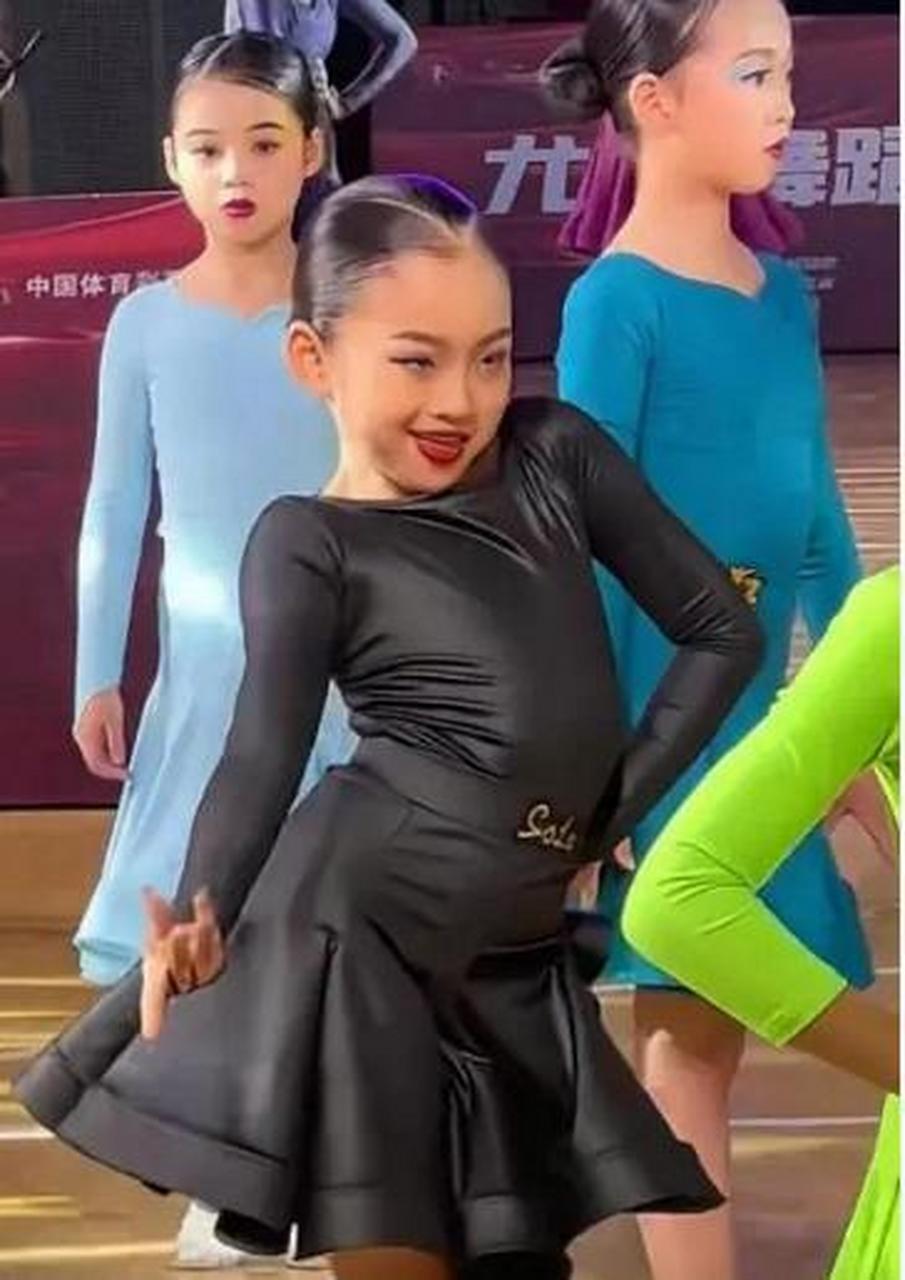 萌娃参加拉丁舞比赛,音乐响起气场全开表情自信:天生的舞台王者.