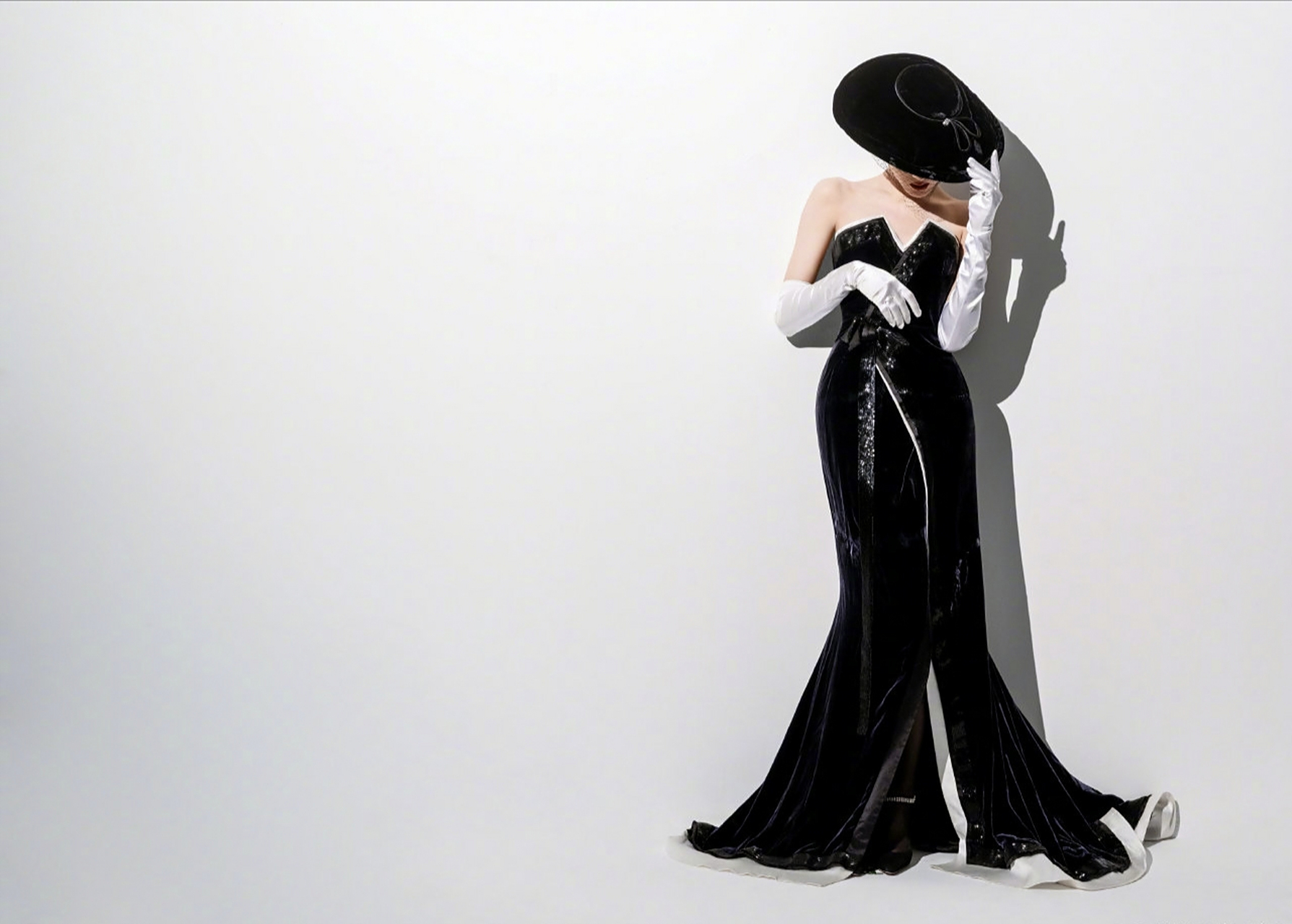 迪丽热巴身着黑色丝绒礼裙搭配同色系礼帽,明眸绛唇,复古氛围感直接拉