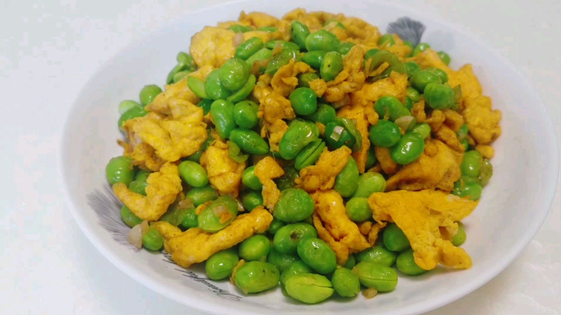 鸡蛋炒毛豆米味道鲜美营养美味最适合小孩吃