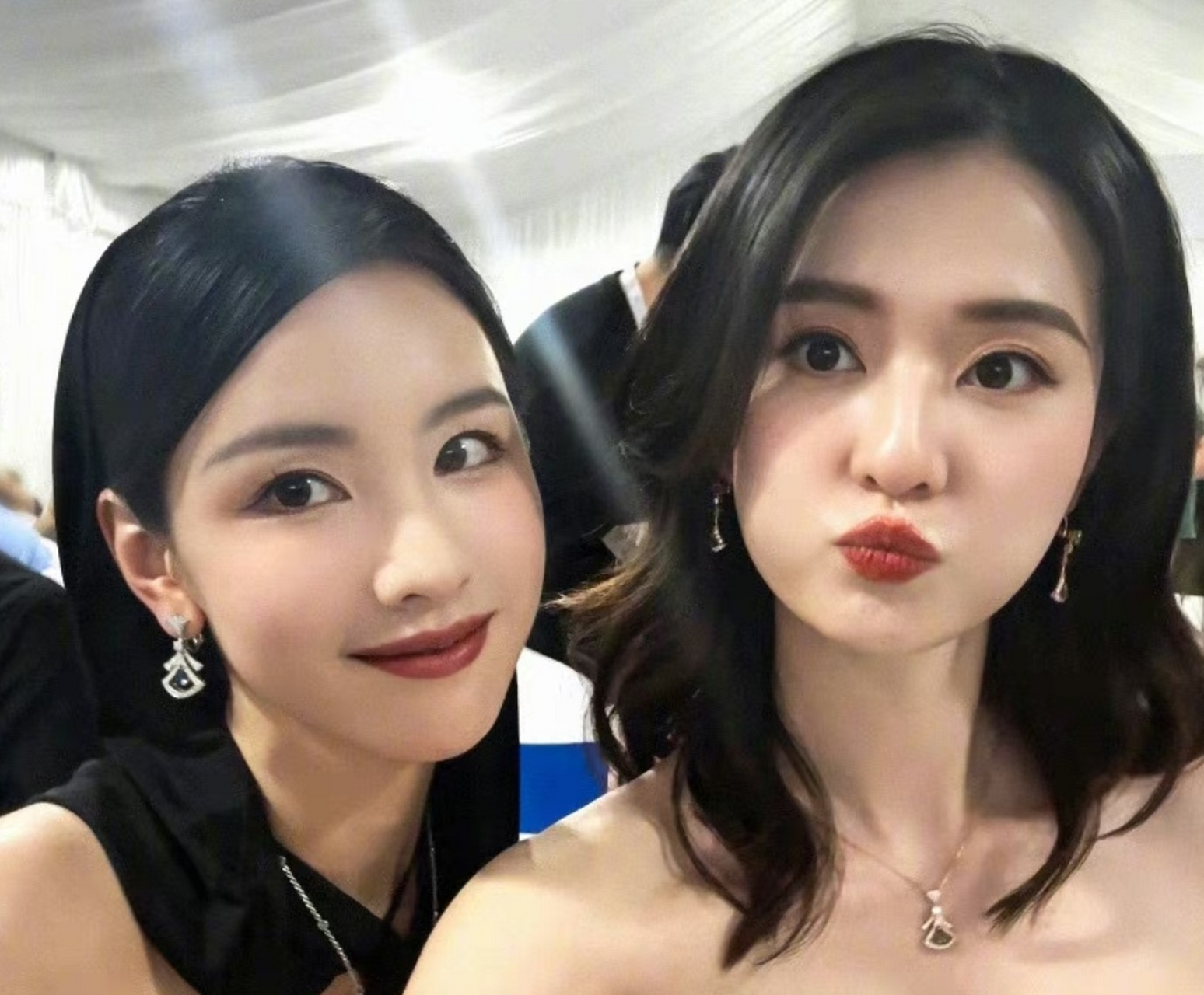 陈都灵晒与孙千,乔欣,王玉雯合影,她的颜值比想象中能打,几张同框照