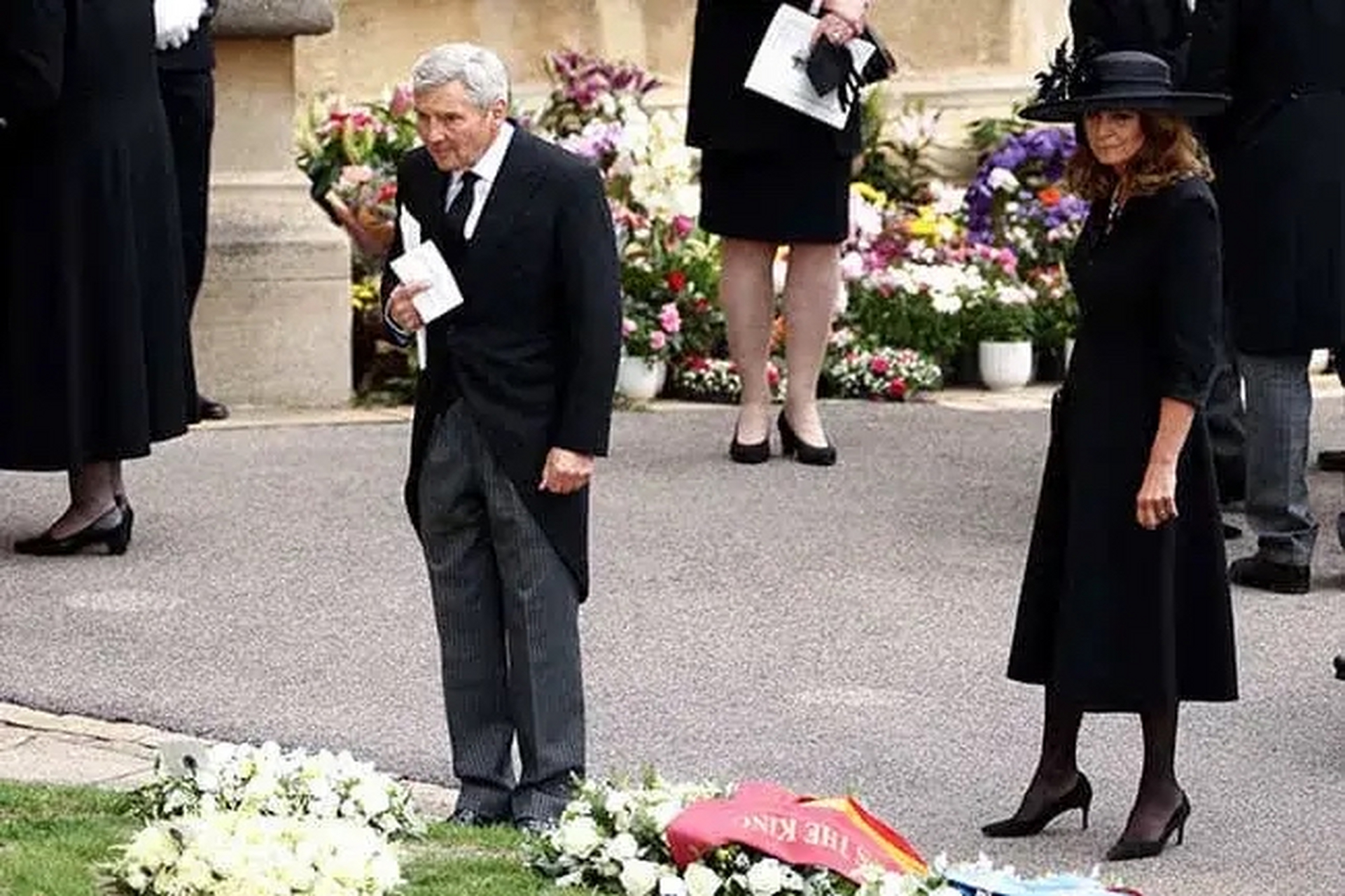 梅根很生气公公没有邀请她的妈妈多利亚参加女王葬礼,但是却邀请了