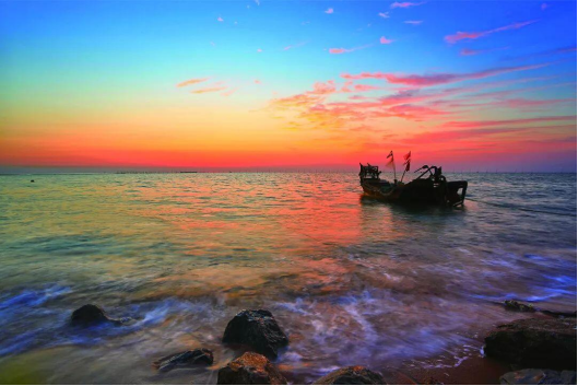 渤海位于我国东部,孕育着美丽的海滨城市,自然资源还很丰富