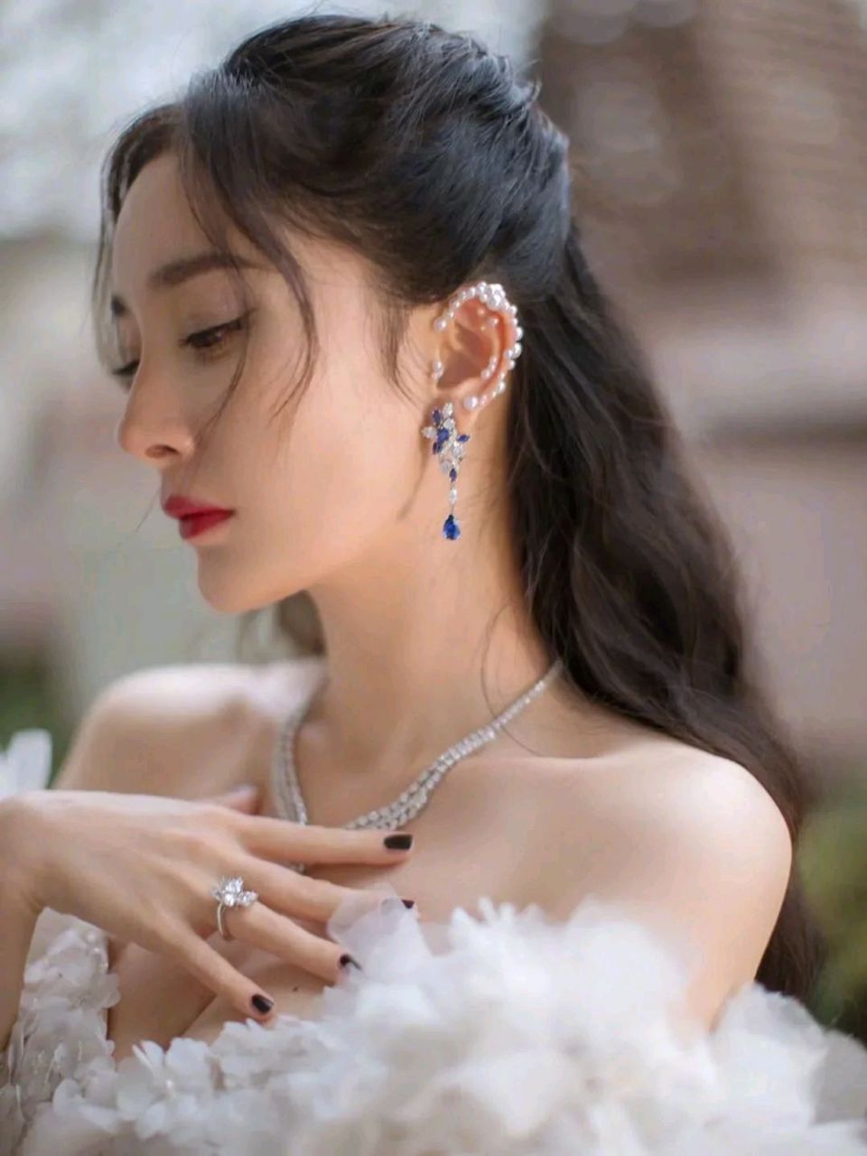 镂空长裙搭配浮绣小碎花,杨幂这套穿搭格外性感迷人#时尚穿搭# #杨幂