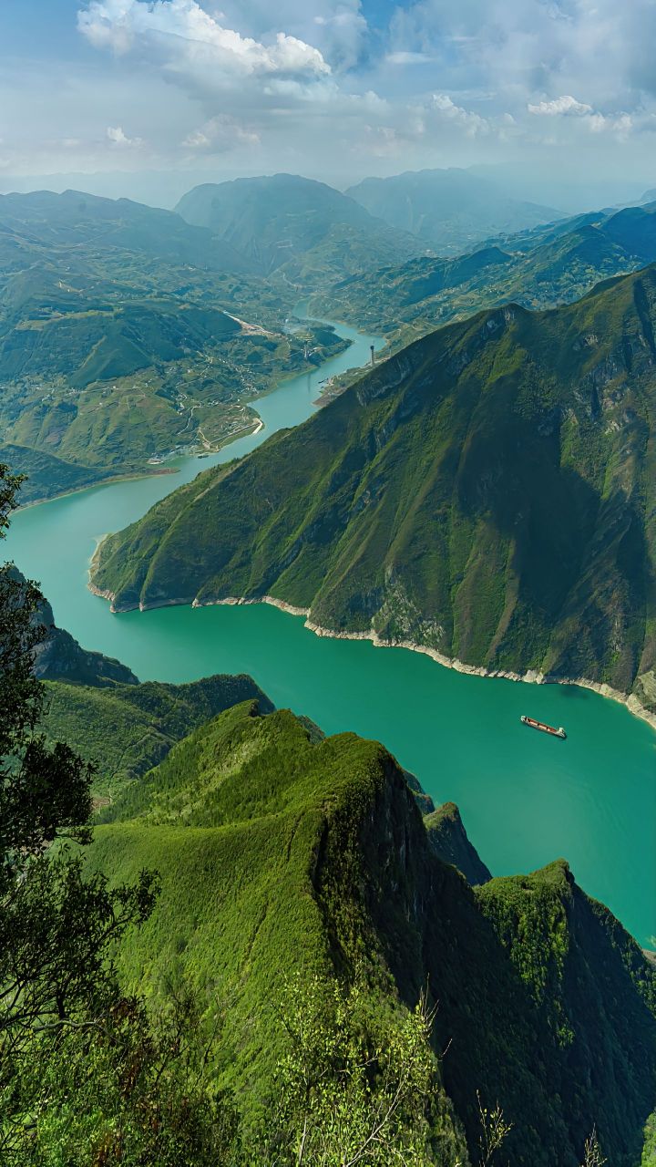 长江三峡西起重庆市奉节县白帝城,东至湖北宜昌市南津关,全长193千米