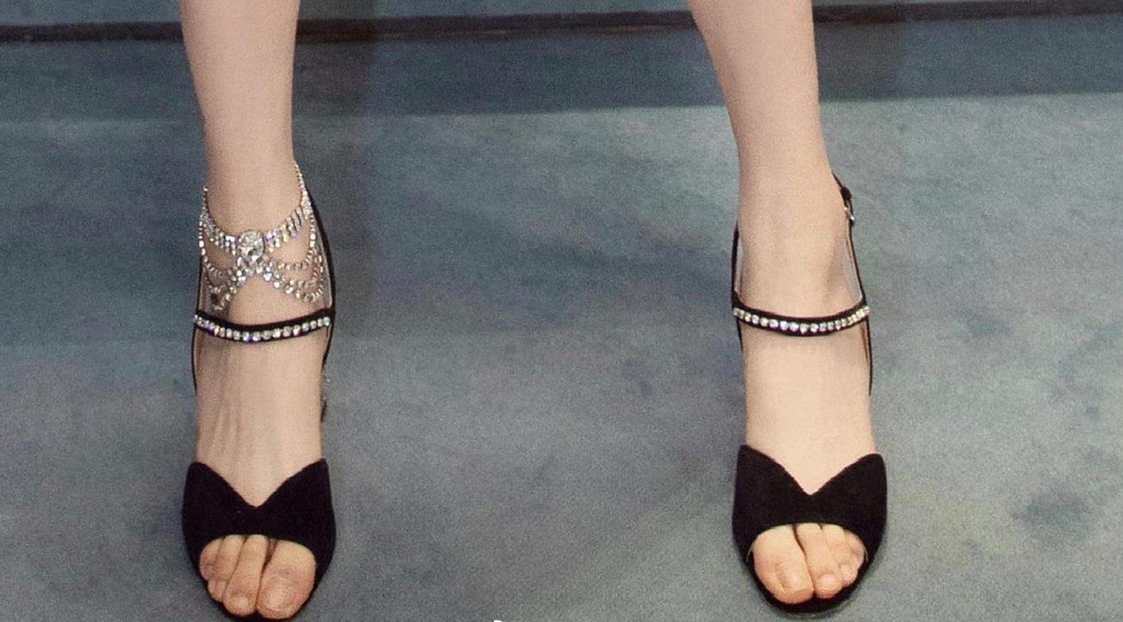 杨超越   高跟鞋光脚丫秀美腿!