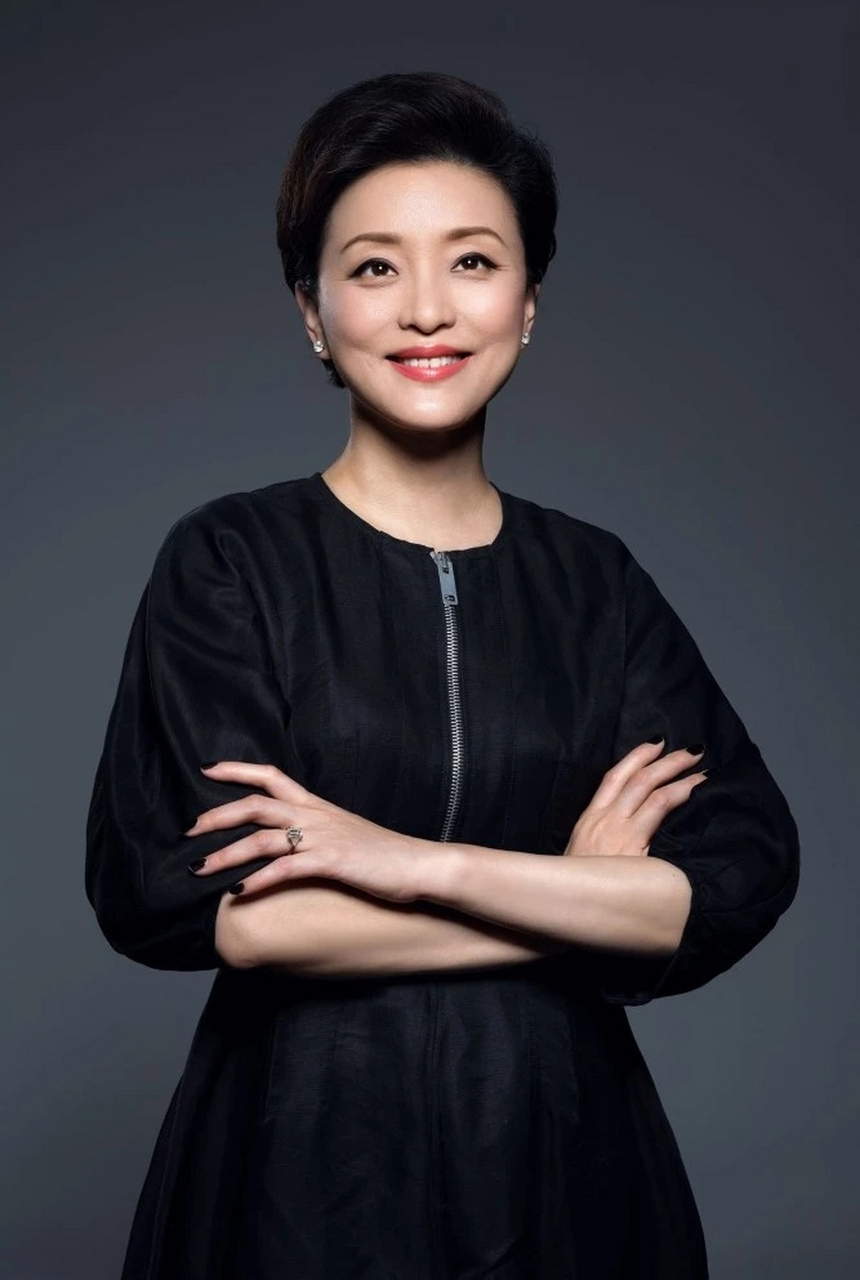 杨澜说:"有人会问,女孩子上那么久的学,读那么多的书最终还不是要回