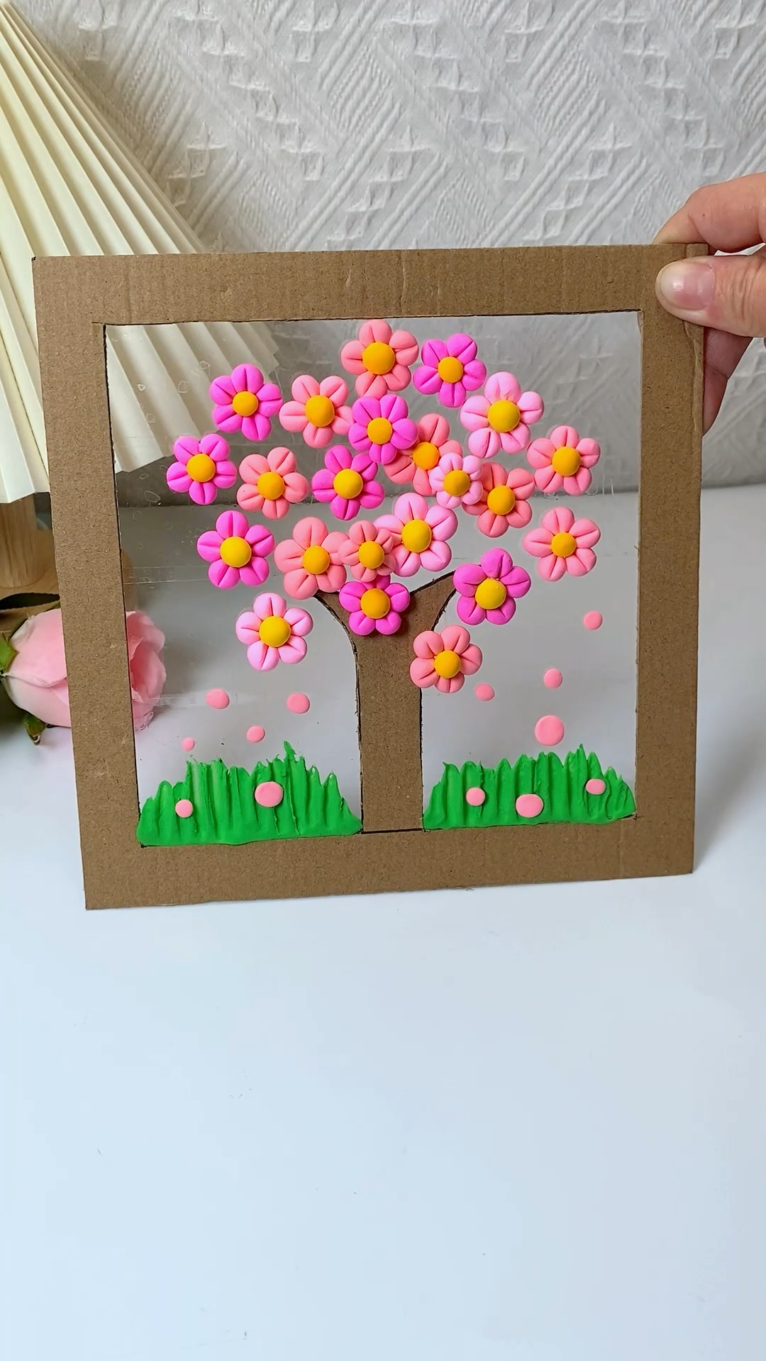 春暖花开,用粘土做简单漂亮的桃花吧,快和小朋友一起来试试吧!