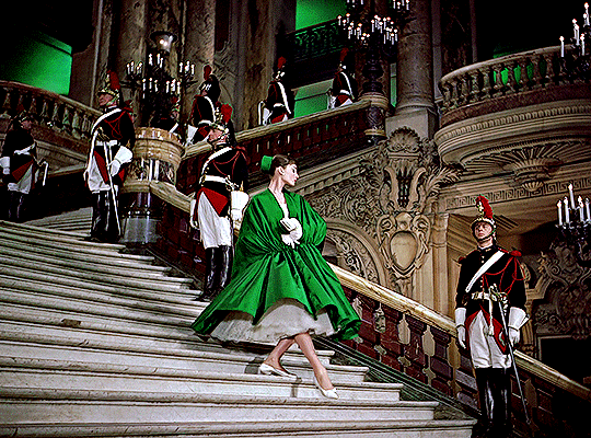 《甜姐儿》14套服饰欣赏:土妞变超模,看奥黛丽·赫本惊艳换装