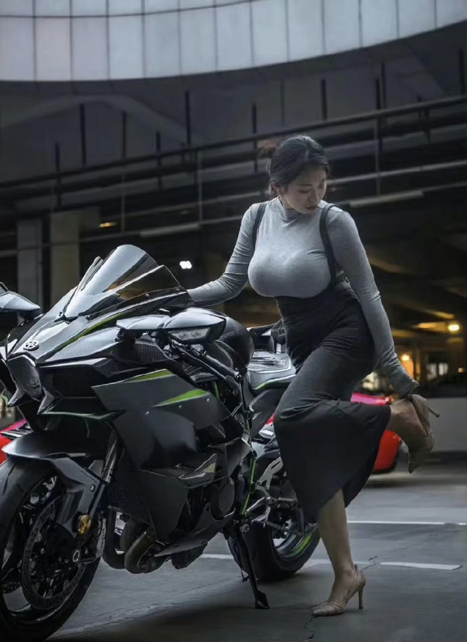 酷酷的机车女孩 车灯真的很亮眼