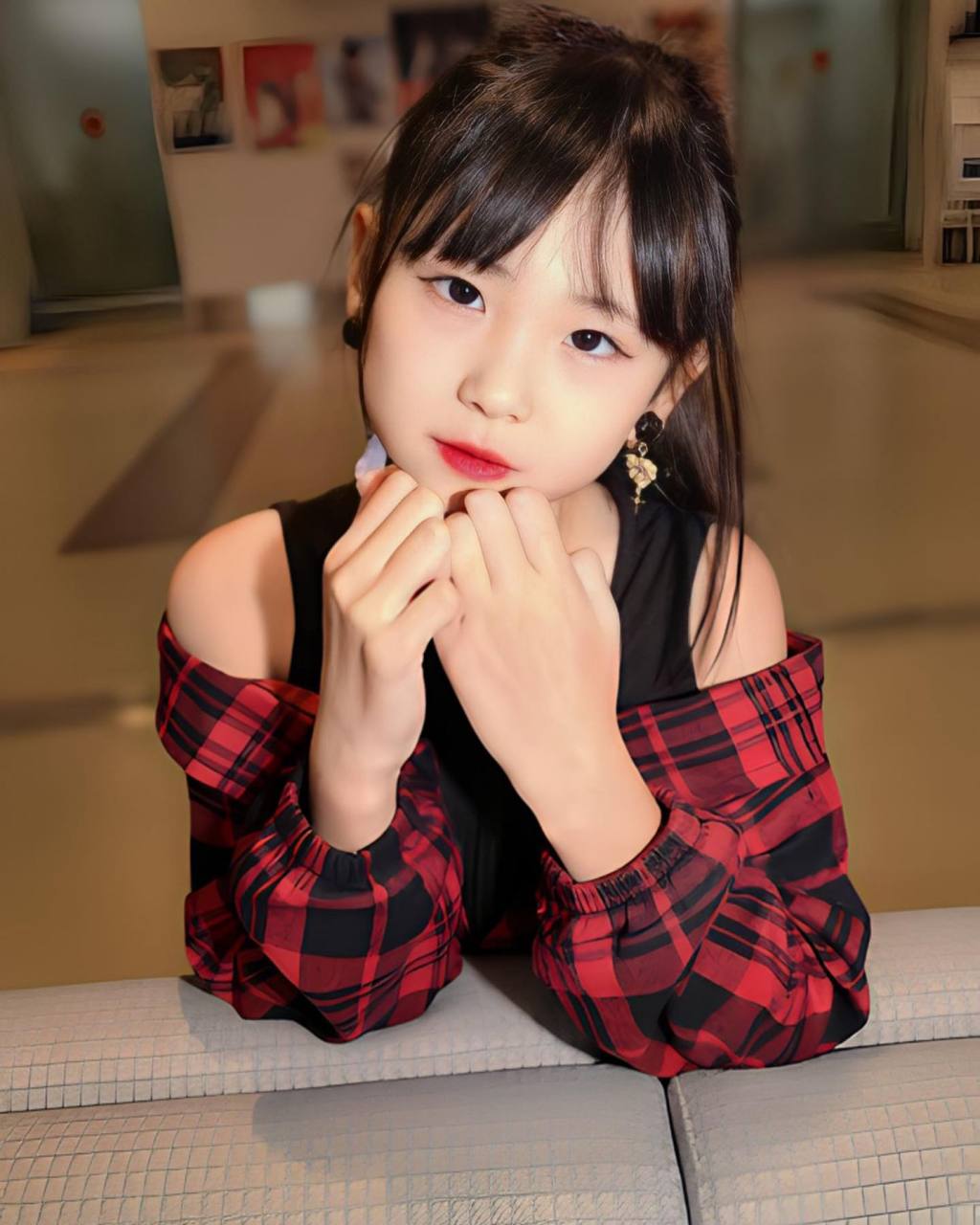 因为重点是小萝莉,既可以清纯可爱,也可以纯欲妩媚,主要看摄影师引导