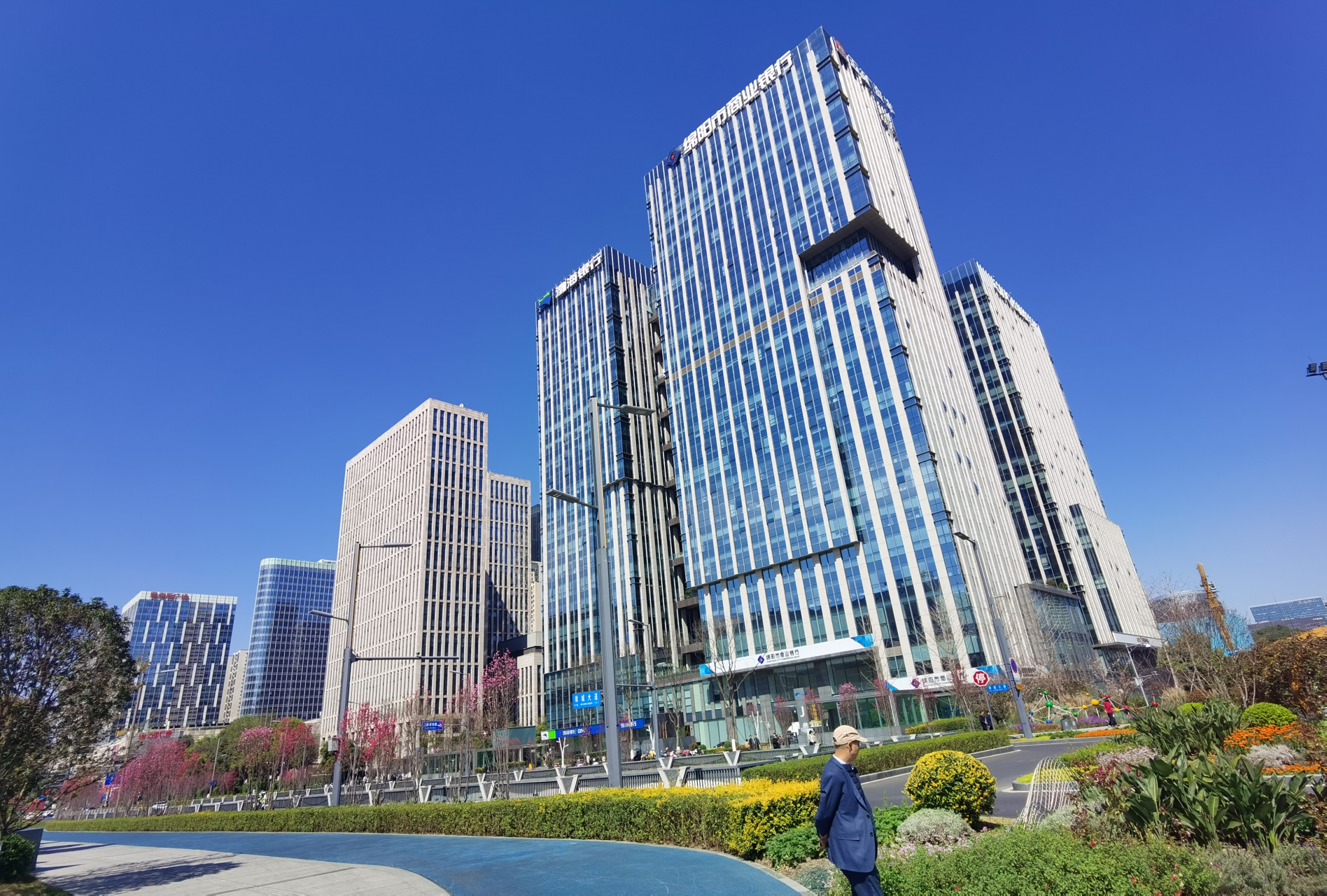 成都大雨之后,又见天空蓝,高新区孵化园.