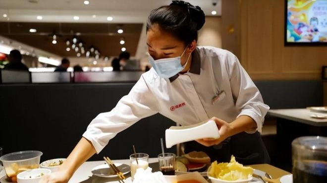 招传菜员要985本科或211硕士,薪资高达1万多元?海底捞回应