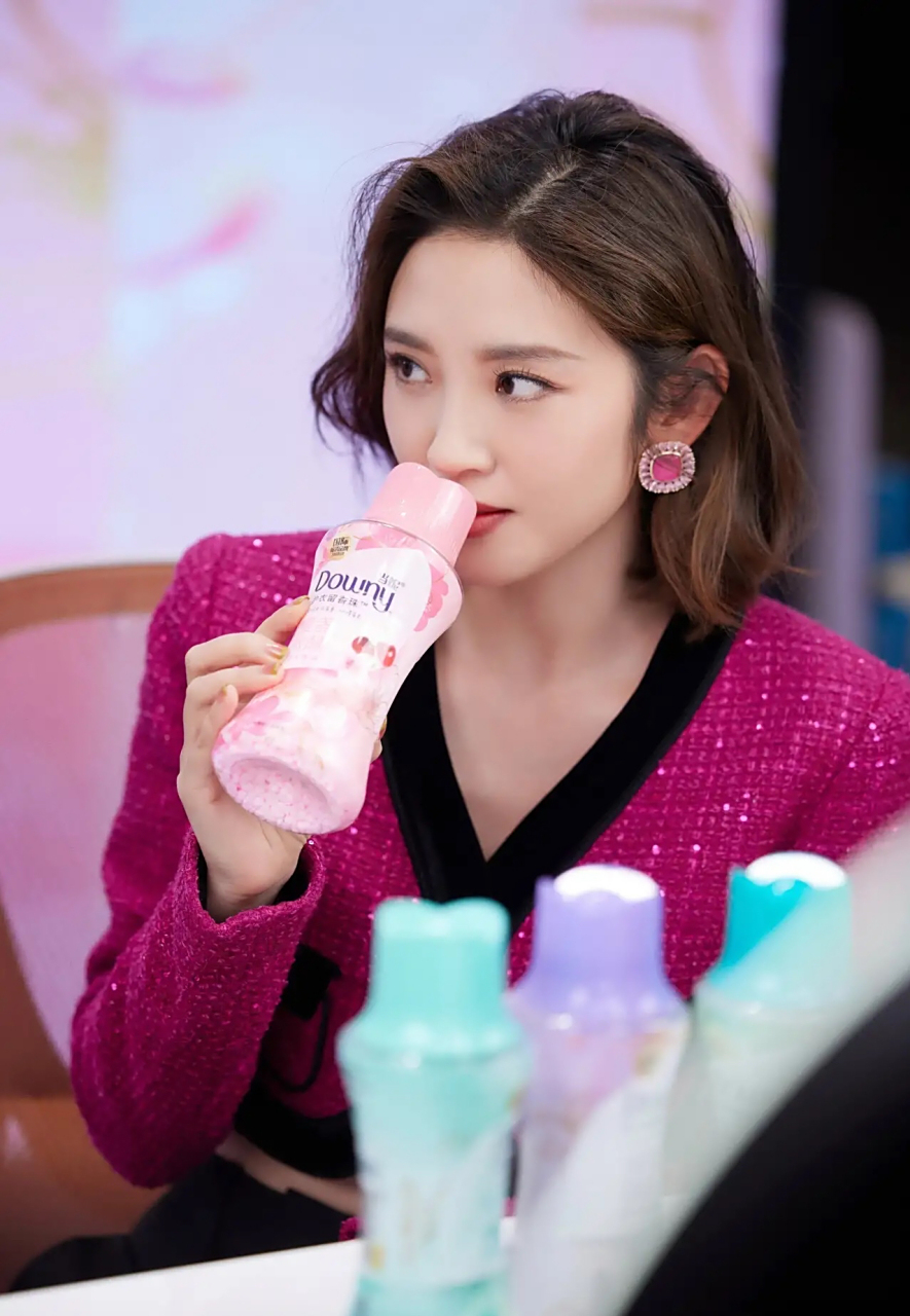 短发美女9592唐艺昕,没有看她留过很长的头发呀?