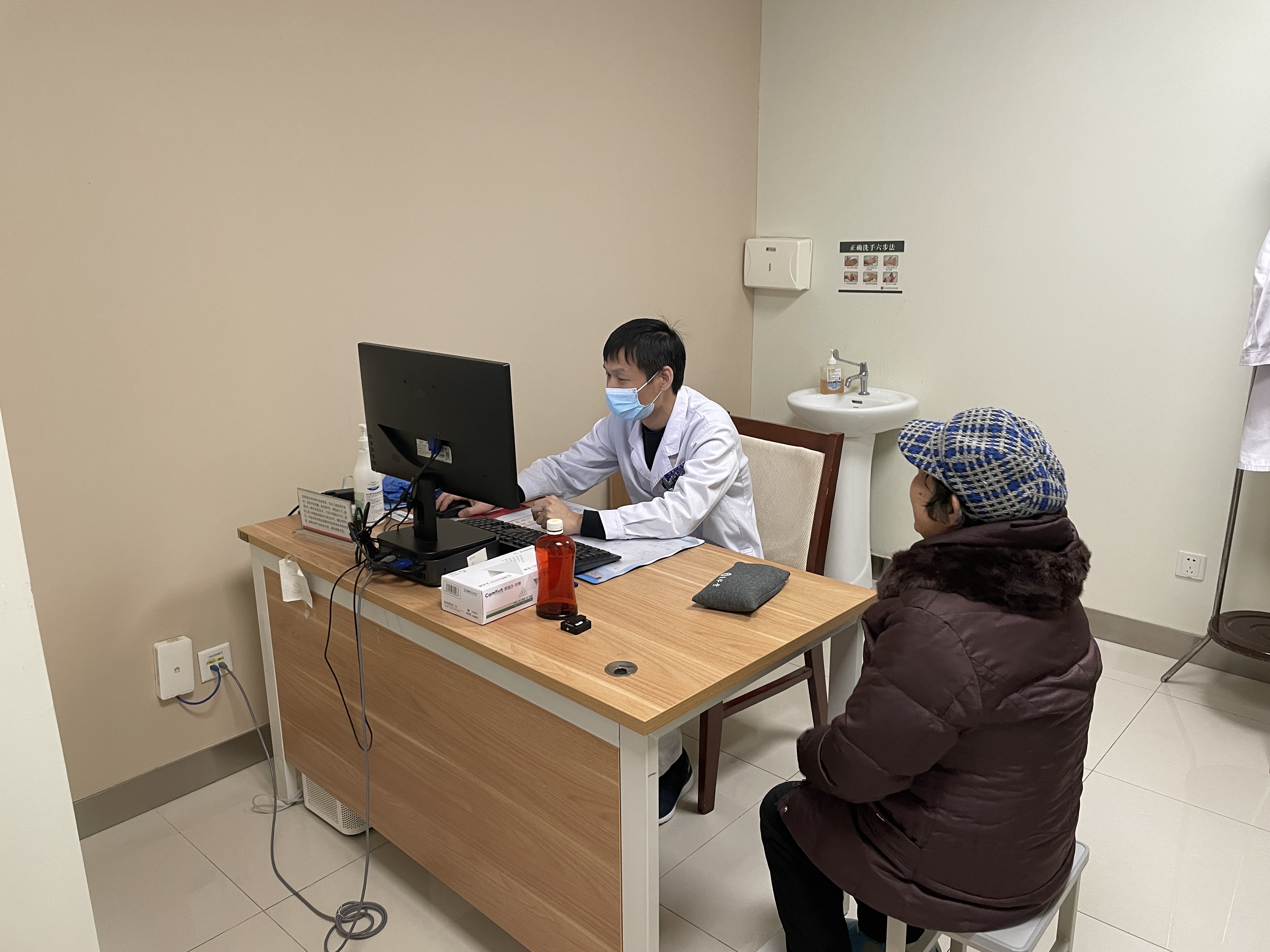 老人年纪大了真的很可怜70多岁老人看病无人陪同