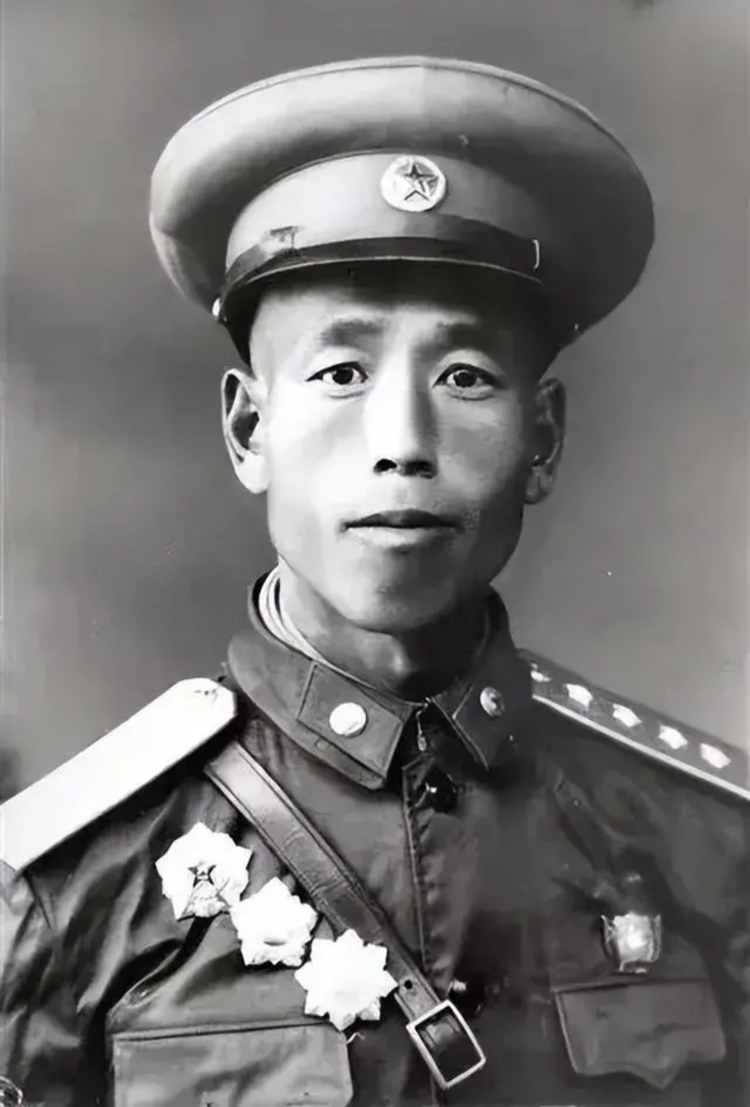 50年代一名开国大尉的珍贵留影照片中的他精神抖擞精气神十足