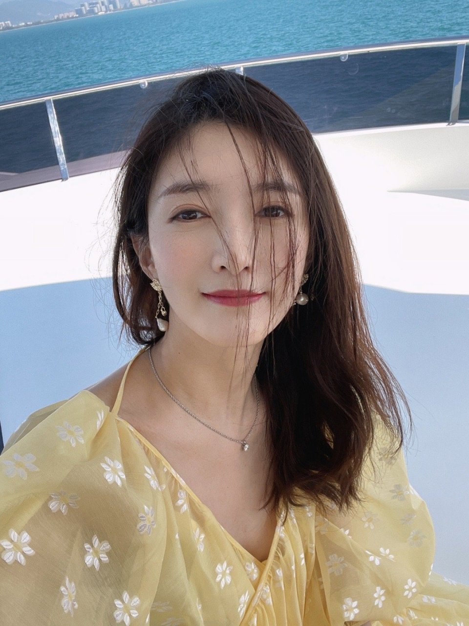 江疏影光着小脚丫坐在游轮上,看样子这次旅行还不错,笑容满面.