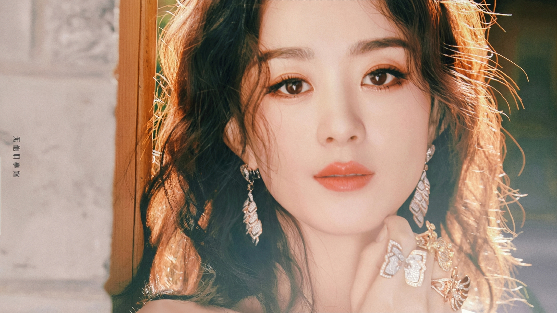 丽颖姐,你就是女王[期待]一身水钻裙,头戴钻石王冠,高贵且优雅,眼神