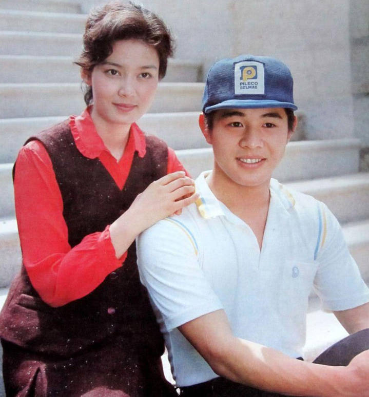 李连杰晒老婆近照,61岁利智显老,62岁黄秋燕依然风华绝代