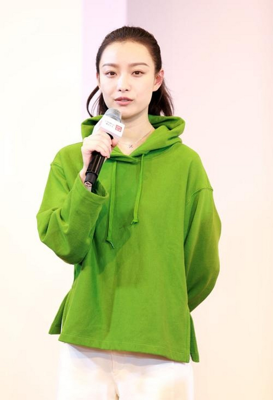 倪妮穿绿色卫衣很清爽,扎着马尾辫子,干净又朴素#动态创作月