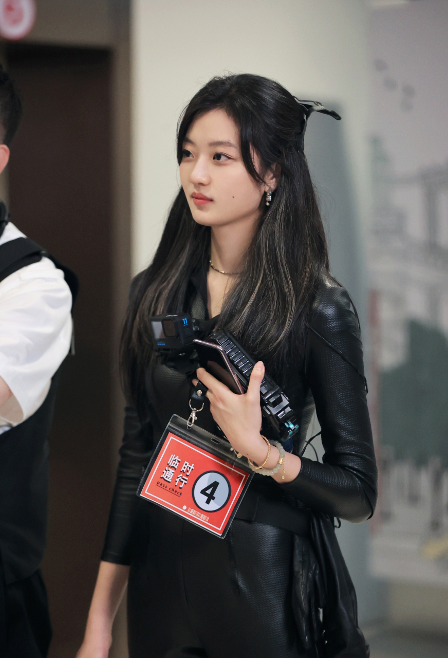 孙千一身黑色穿搭,配上长发,又酷又飒!