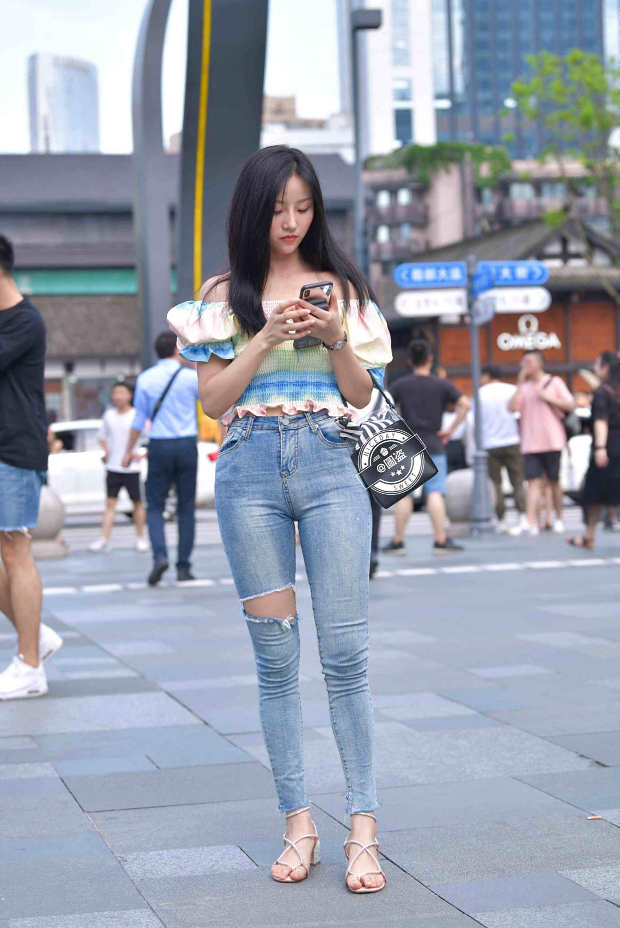 丰润柔美的瑜伽裤美女,造型简约利落又显瘦,懒散随意