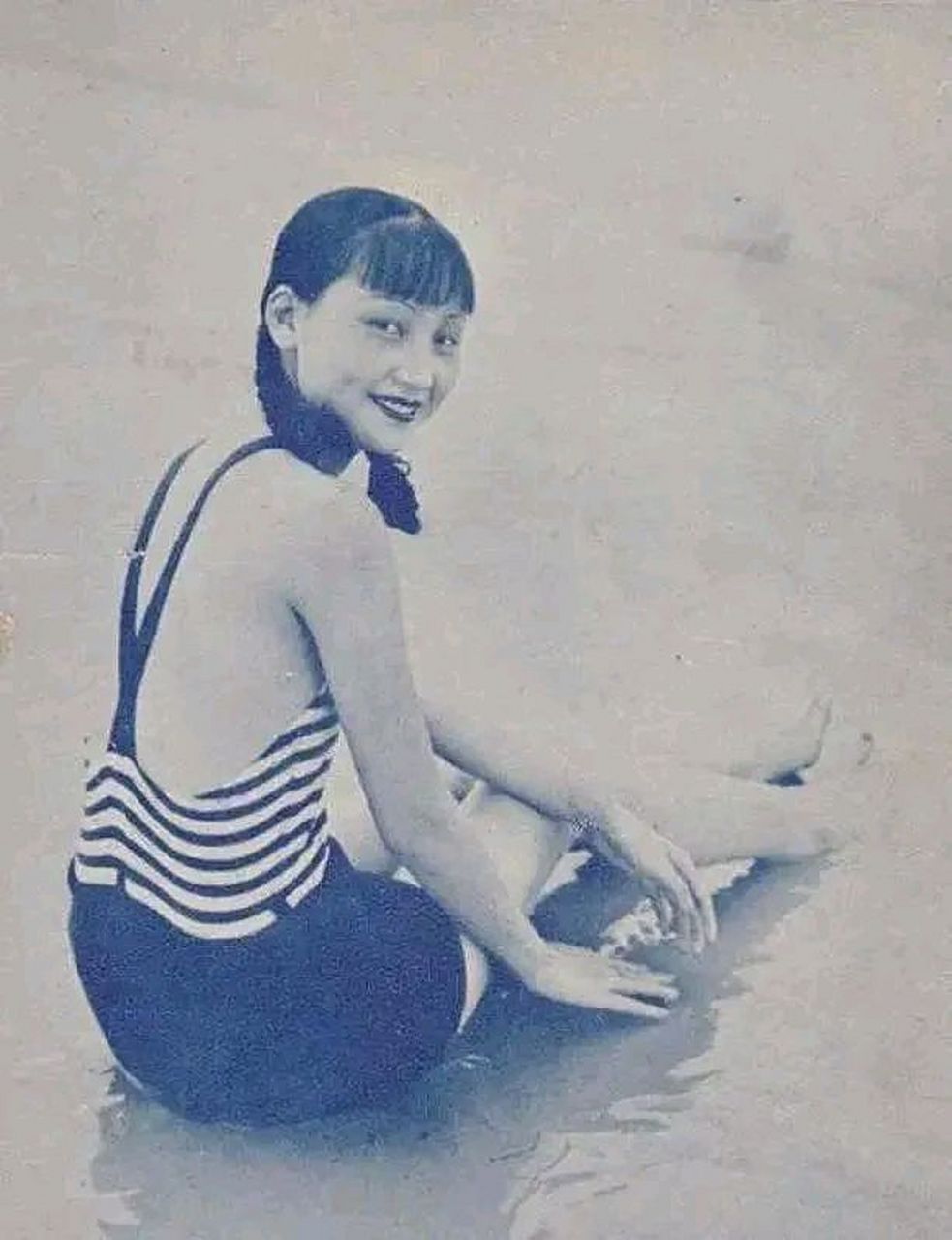 照片上的美丽女子名叫叶秋心,1913年出生于武汉新州.