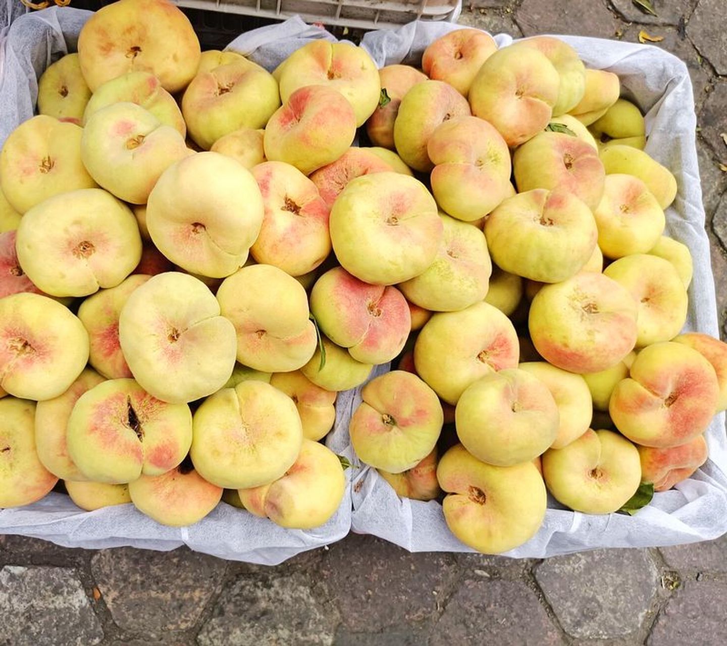 蟠桃,水蜜桃和新鲜枣,价格太不一样了 ,产地不同,口味也不同,你喜欢吃