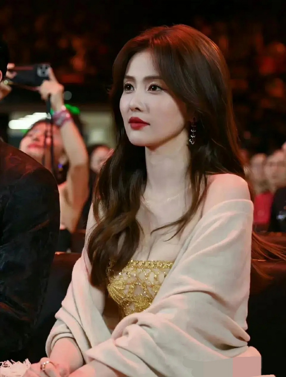 白鹿金色抹胸礼服出席微博之夜,美晕了#娱乐最前沿