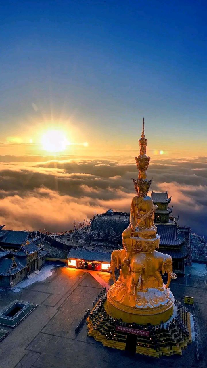 红日出东方,金顶现佛光!