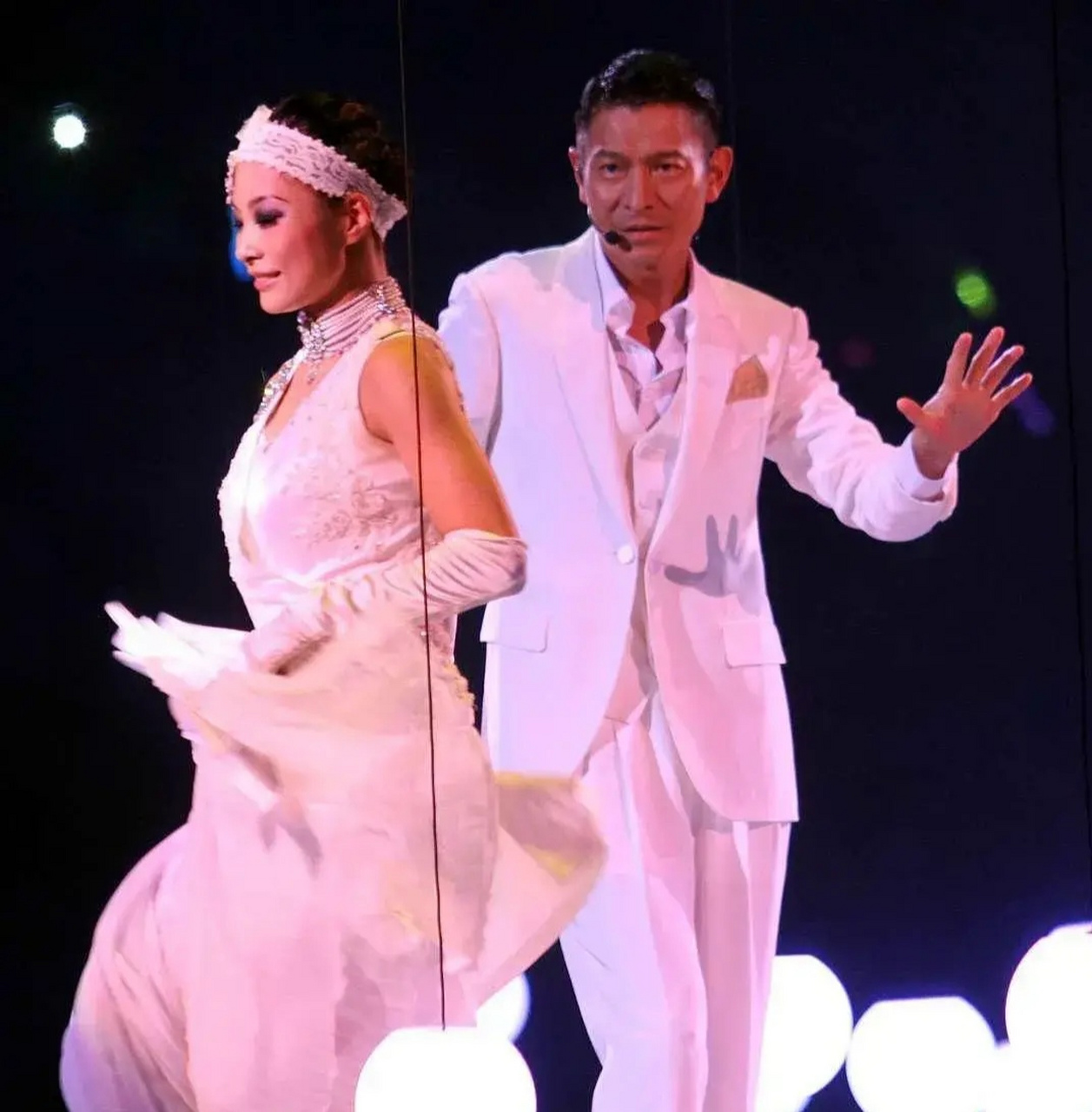 有一次,刘德华的舞伴赖文慧被人挖墙脚,对方找到赖文慧说:"刘德华给你