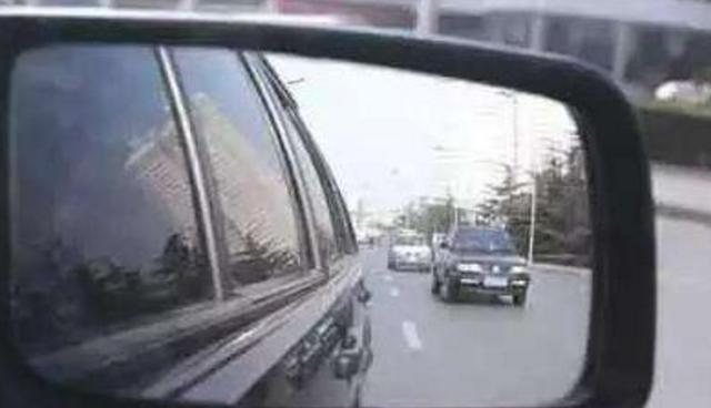 这个开车大神,高速超车需要怎么超,老司机:超车不要犹豫