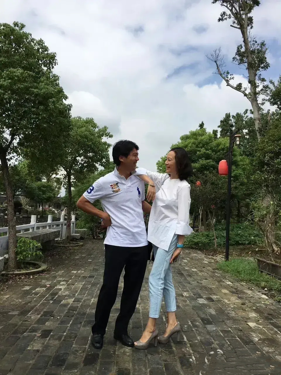 著名演员吴玉芳和老公江嘉良郑州游玩照,二人打扮得简约大气,时尚又