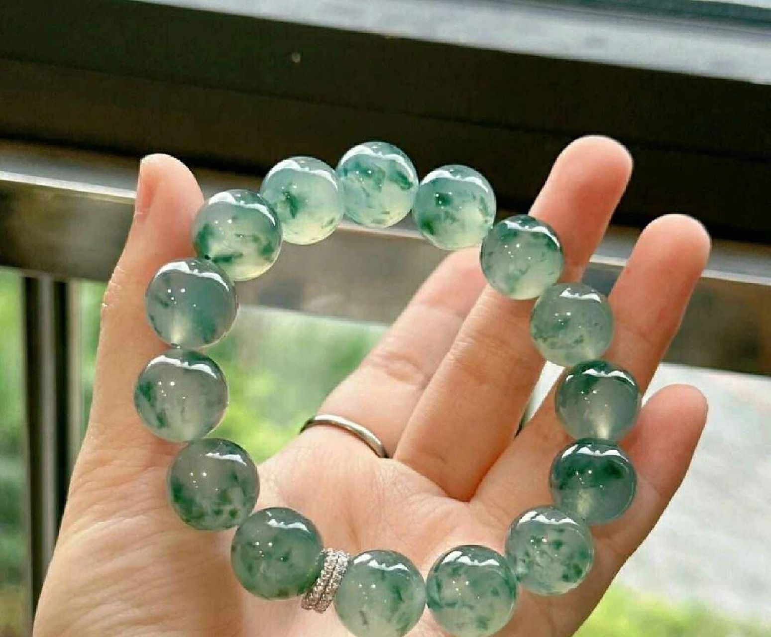 冰飘花翡翠手串:颜色鲜艳,光感十足,飘花灵动飘逸,种水超高,玉质细腻