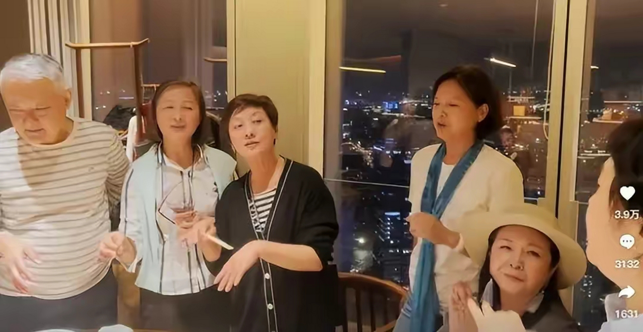 87版《红楼梦》剧组演员聚餐图片曝光,宝玉扮演者欧阳奋强满头白发