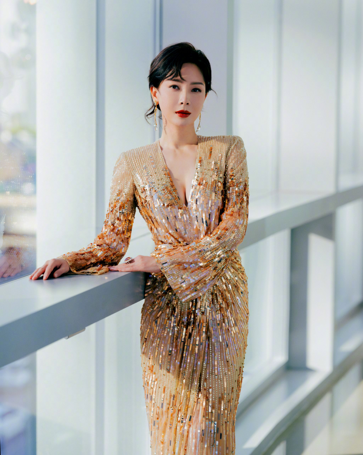 陈数写真,一袭金色亮片礼裙,知性优雅,美丽迷人