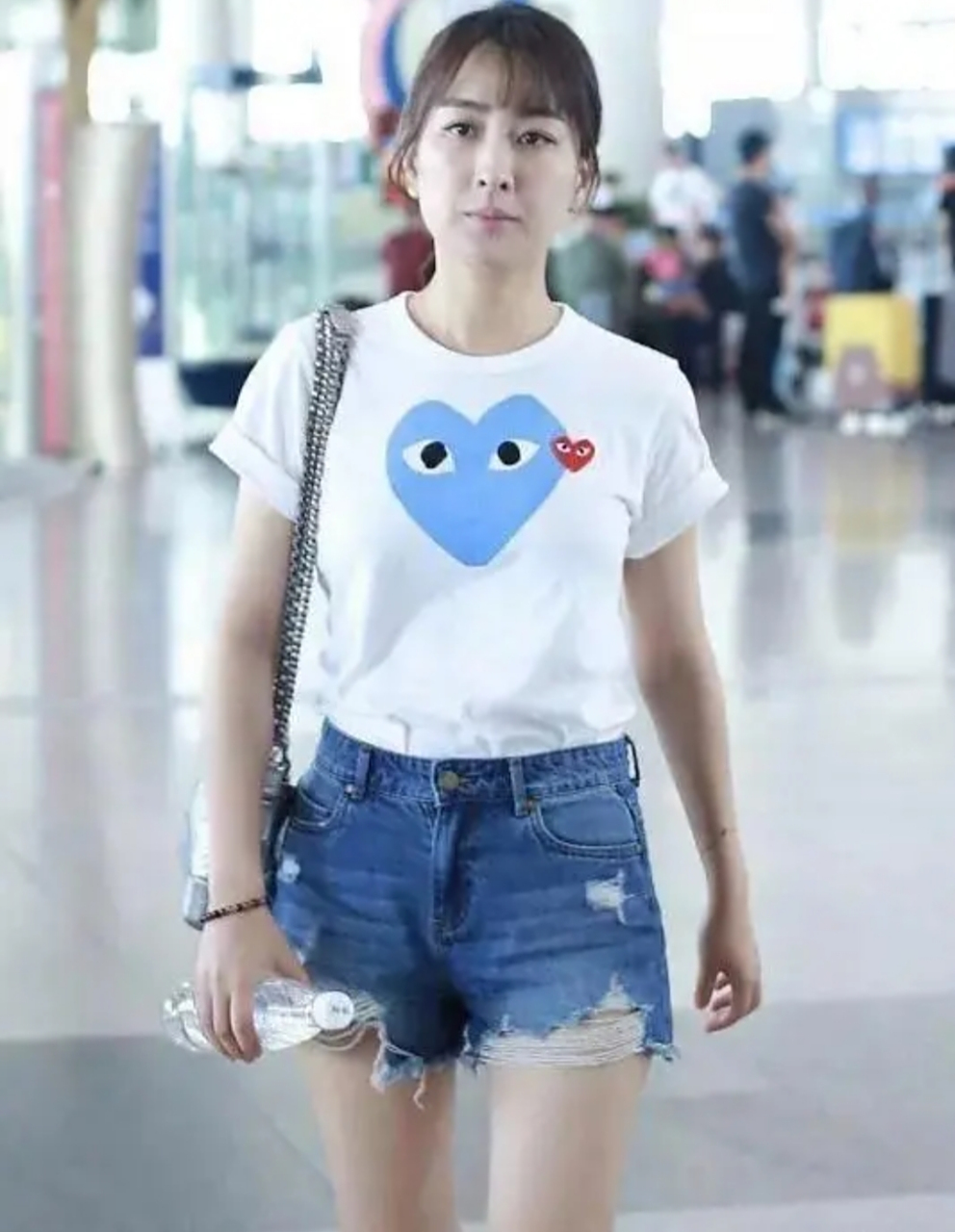 马苏的状态真好,素颜也是那么美,身穿白色短袖搭配牛仔短裤,简单舒适