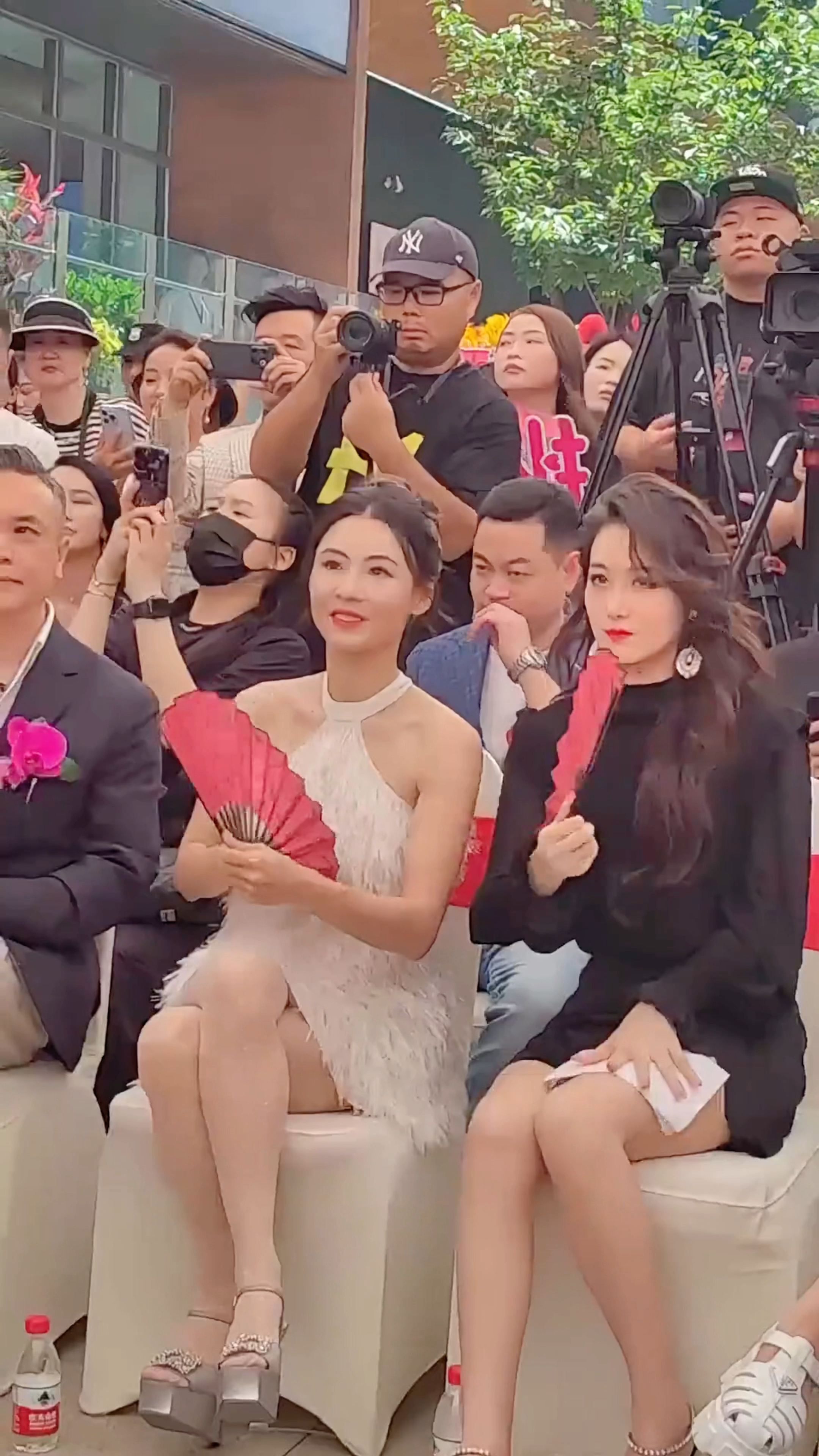 张柏芝,张馨予同框出席活动,谁的美貌更胜一筹?