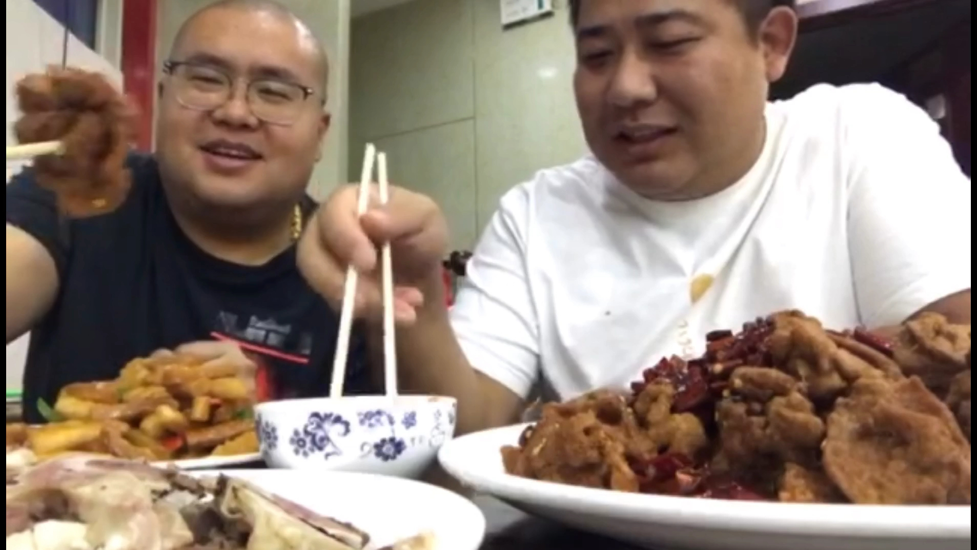 魁子和朋友下饭馆,不忘给老婆打包饭菜,真是太贴心了!