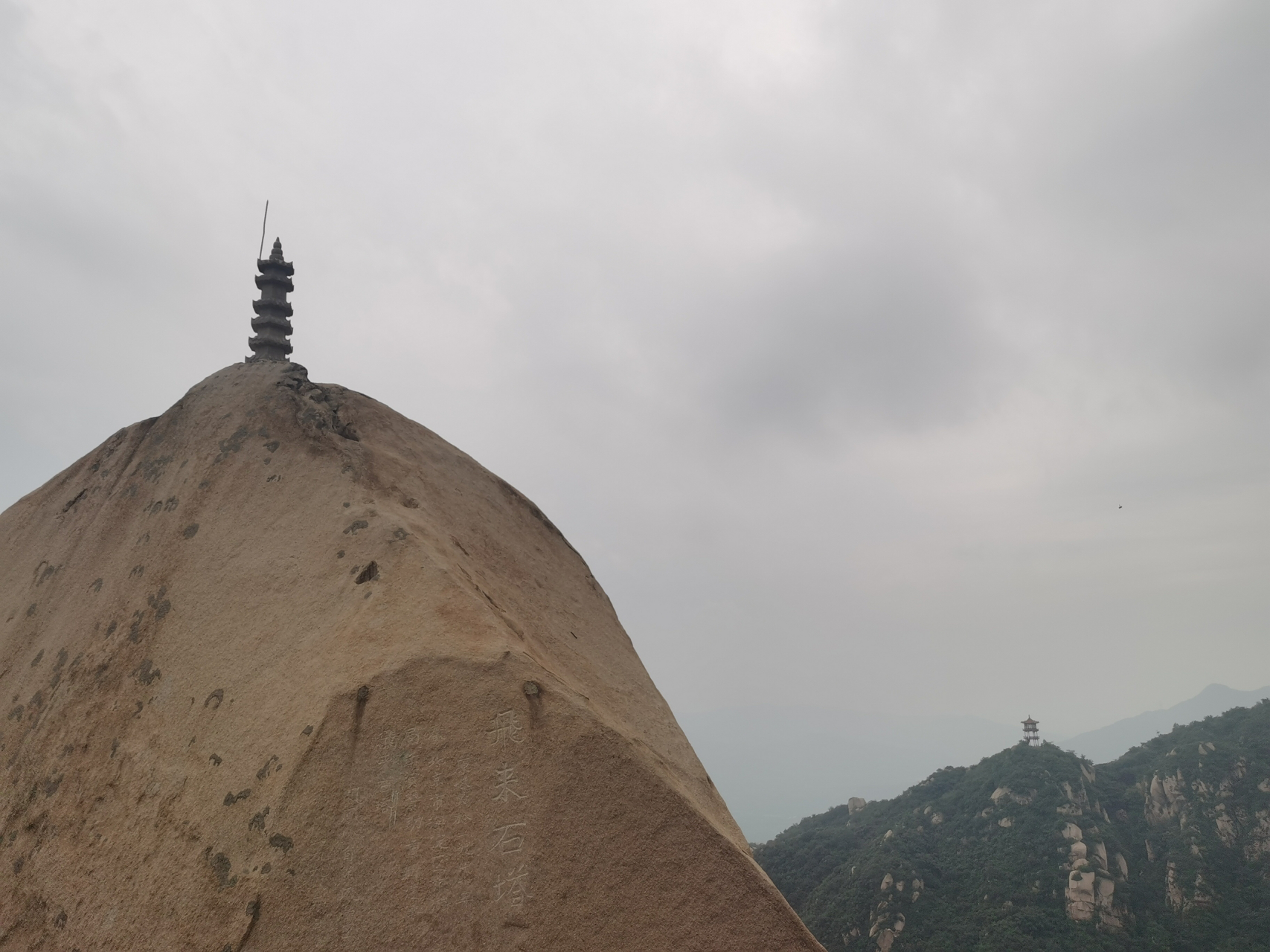 飞来石塔图片