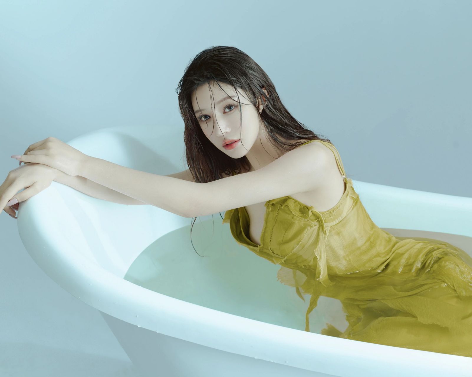 诱人的湿发将氛围感拉满 又纯又欲的少女气息9215 糅合在浴缸09